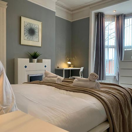 Somerford Place - 6 Beds - Sleeps 12 - Parks 2-3 Cars/Vans Willenhall 외부 사진
