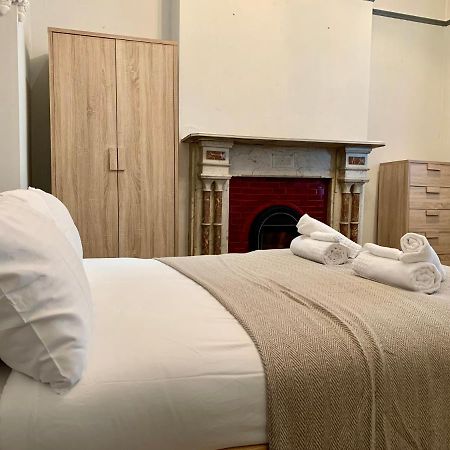 Somerford Place - 6 Beds - Sleeps 12 - Parks 2-3 Cars/Vans Willenhall 외부 사진