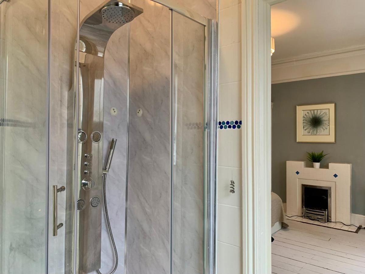 Somerford Place - 6 Beds - Sleeps 12 - Parks 2-3 Cars/Vans Willenhall 외부 사진