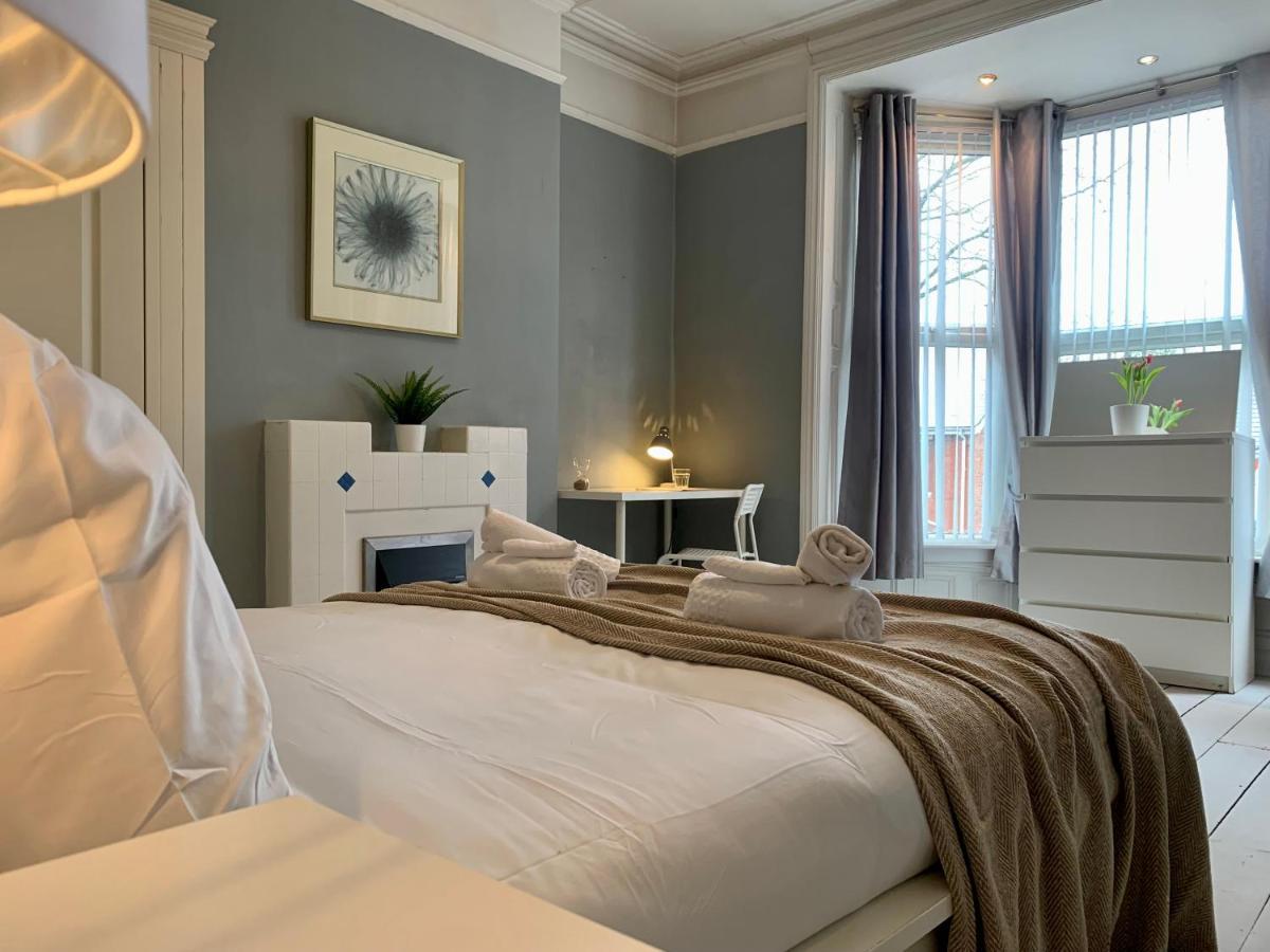 Somerford Place - 6 Beds - Sleeps 12 - Parks 2-3 Cars/Vans Willenhall 외부 사진