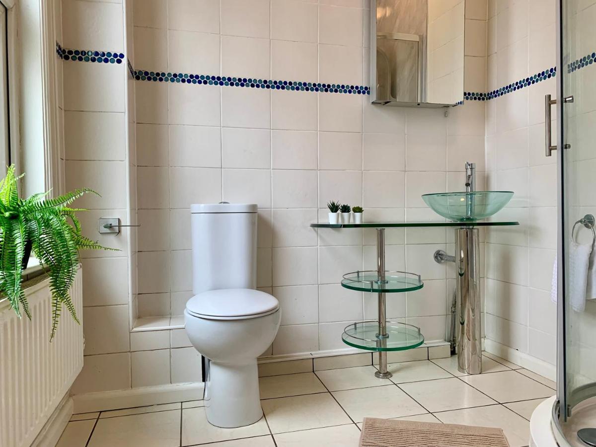 Somerford Place - 6 Beds - Sleeps 12 - Parks 2-3 Cars/Vans Willenhall 외부 사진