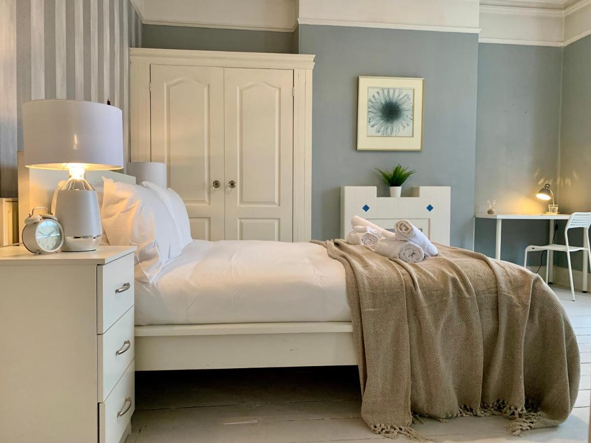 Somerford Place - 6 Beds - Sleeps 12 - Parks 2-3 Cars/Vans Willenhall 외부 사진