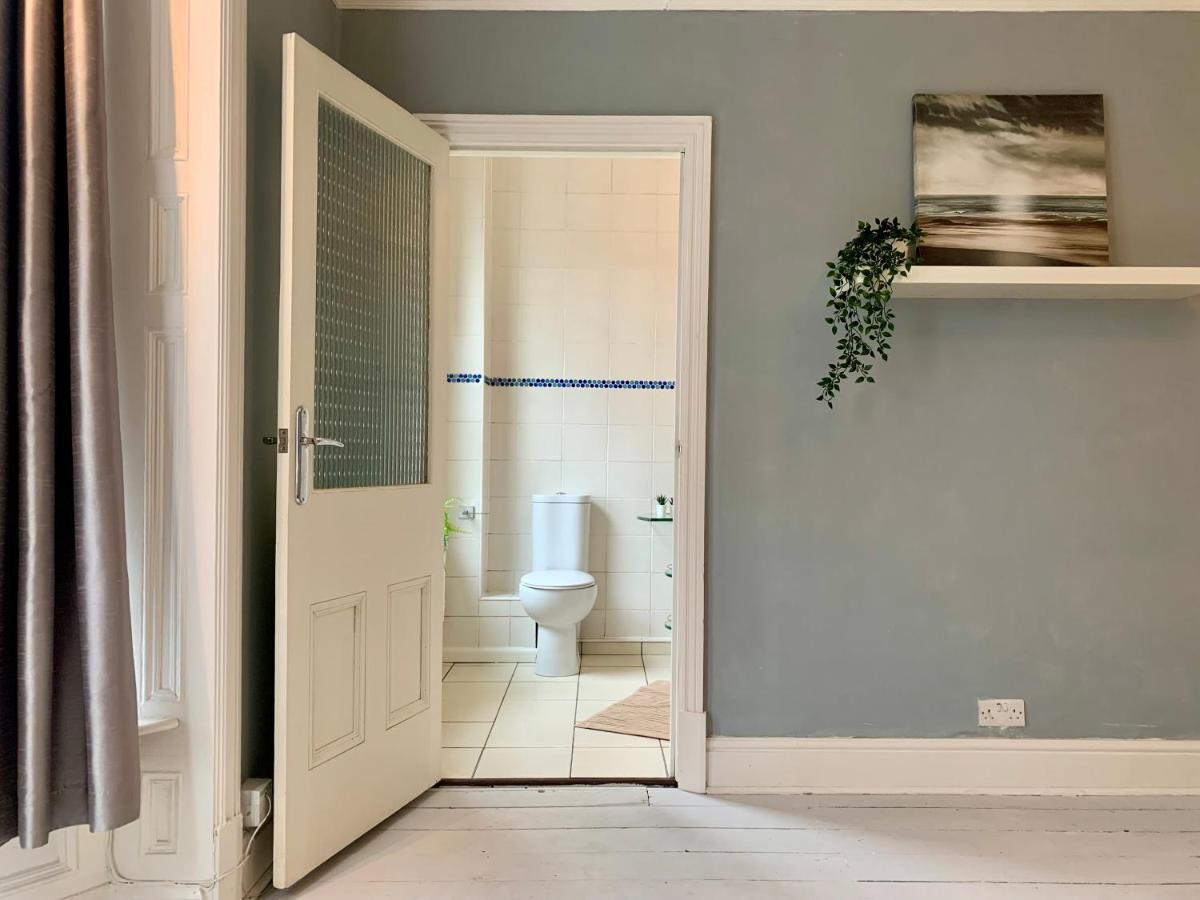 Somerford Place - 6 Beds - Sleeps 12 - Parks 2-3 Cars/Vans Willenhall 외부 사진