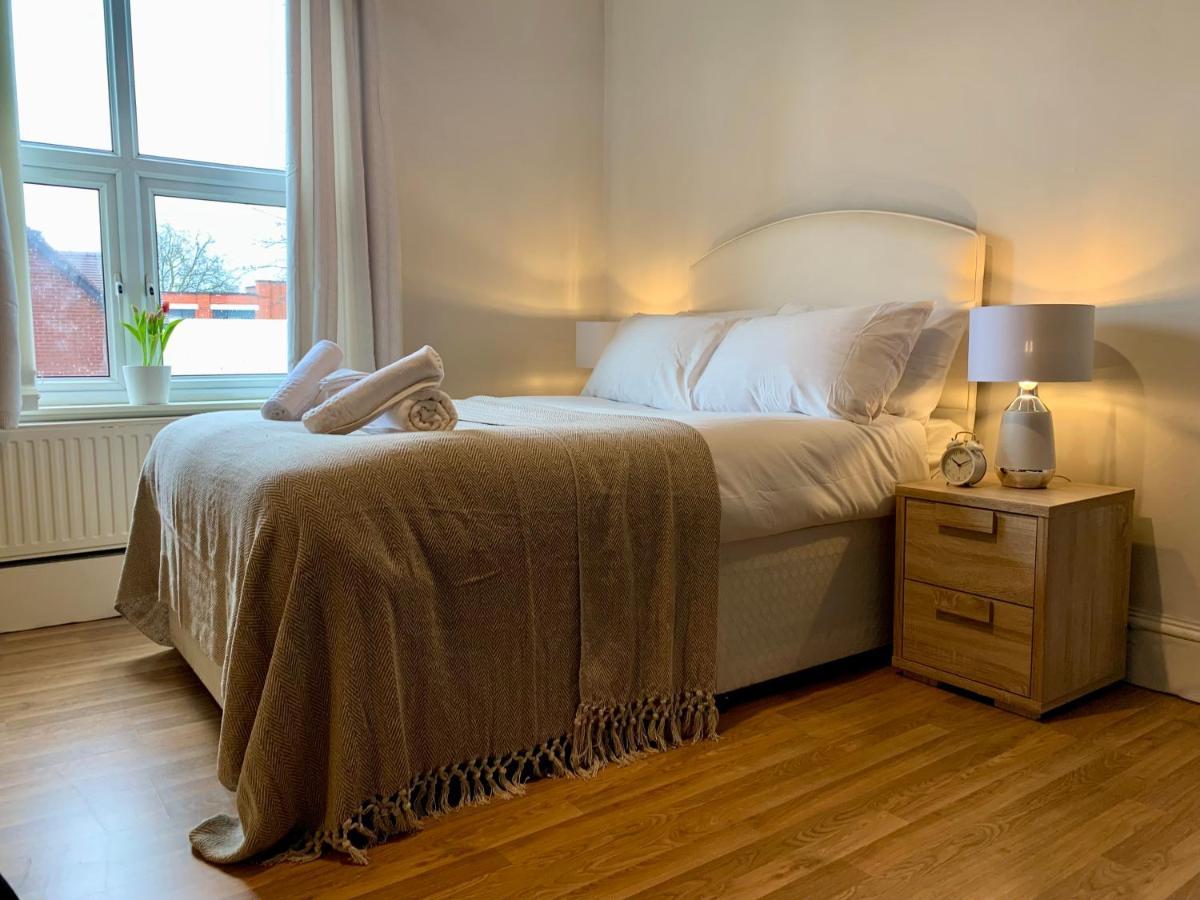Somerford Place - 6 Beds - Sleeps 12 - Parks 2-3 Cars/Vans Willenhall 외부 사진