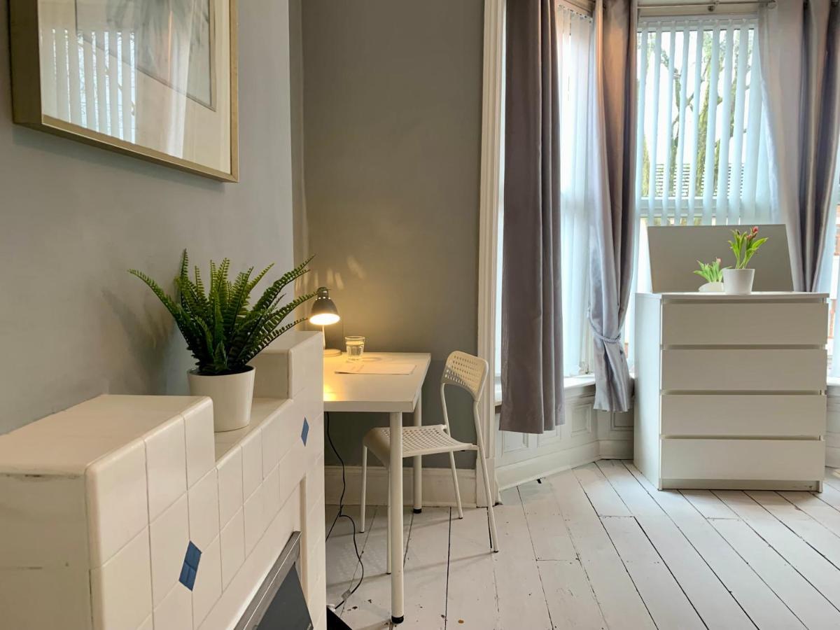Somerford Place - 6 Beds - Sleeps 12 - Parks 2-3 Cars/Vans Willenhall 외부 사진