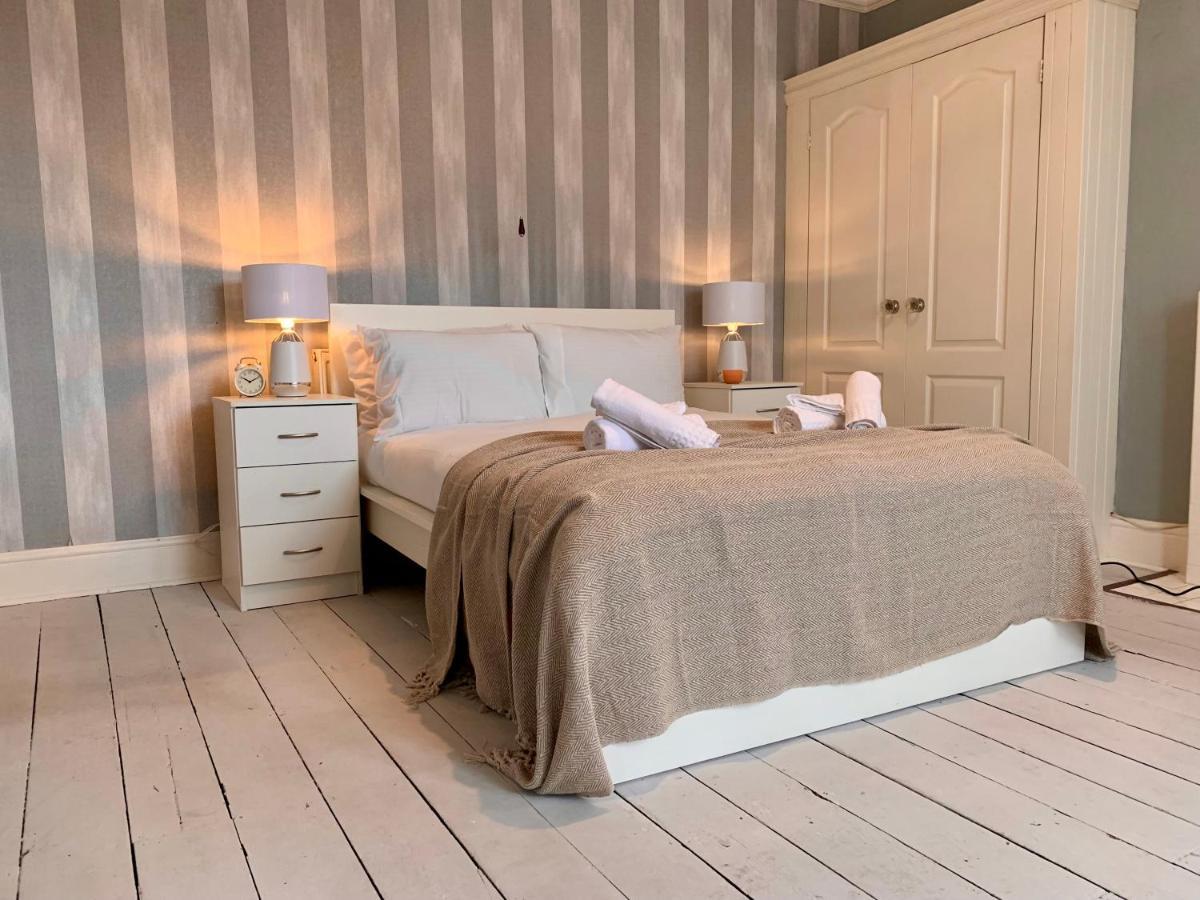 Somerford Place - 6 Beds - Sleeps 12 - Parks 2-3 Cars/Vans Willenhall 외부 사진