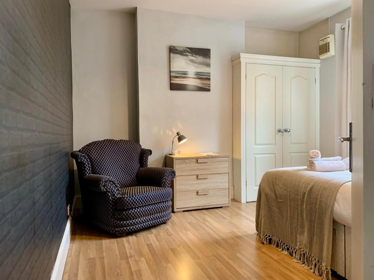 Somerford Place - 6 Beds - Sleeps 12 - Parks 2-3 Cars/Vans Willenhall 외부 사진