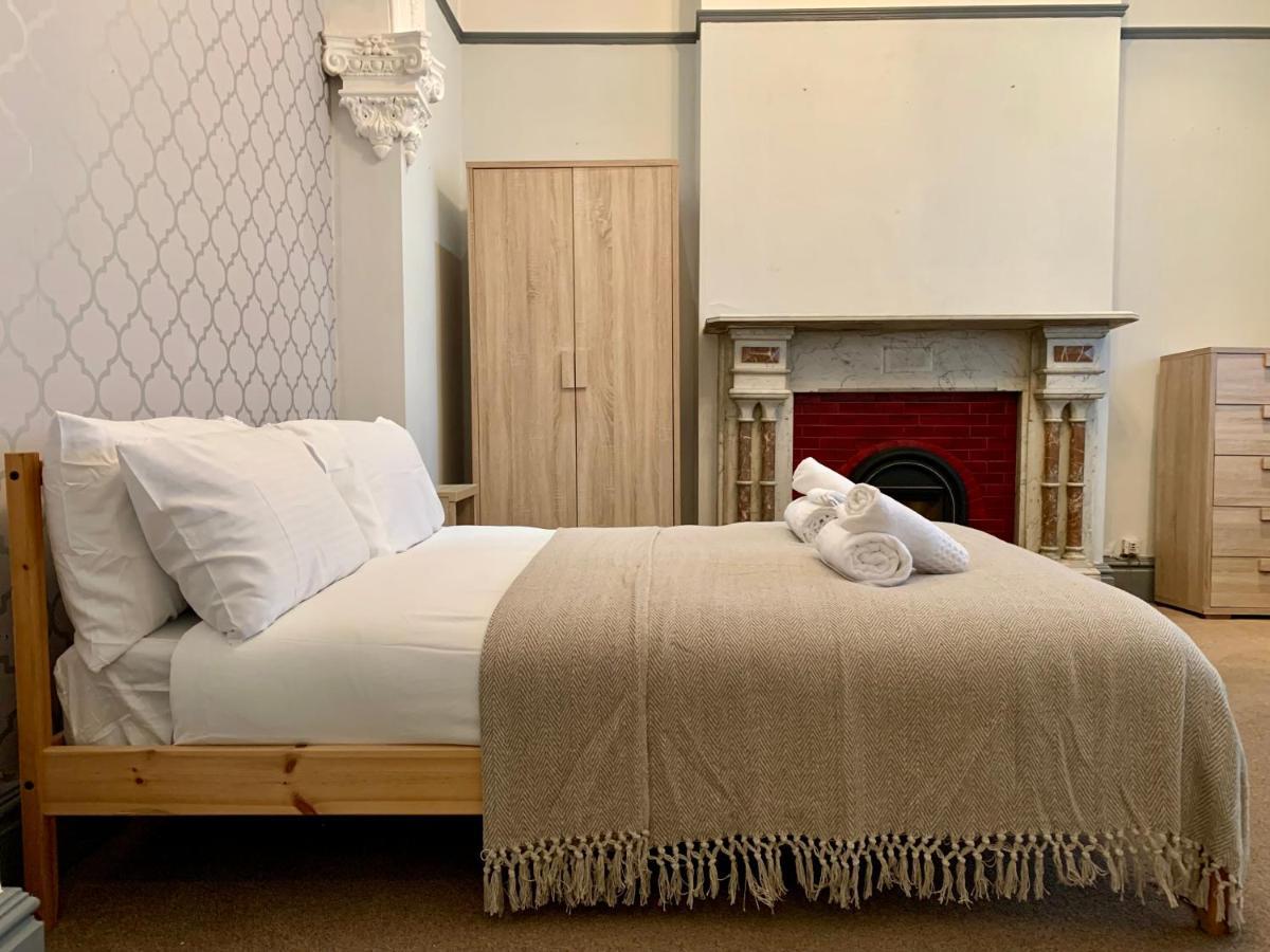 Somerford Place - 6 Beds - Sleeps 12 - Parks 2-3 Cars/Vans Willenhall 외부 사진