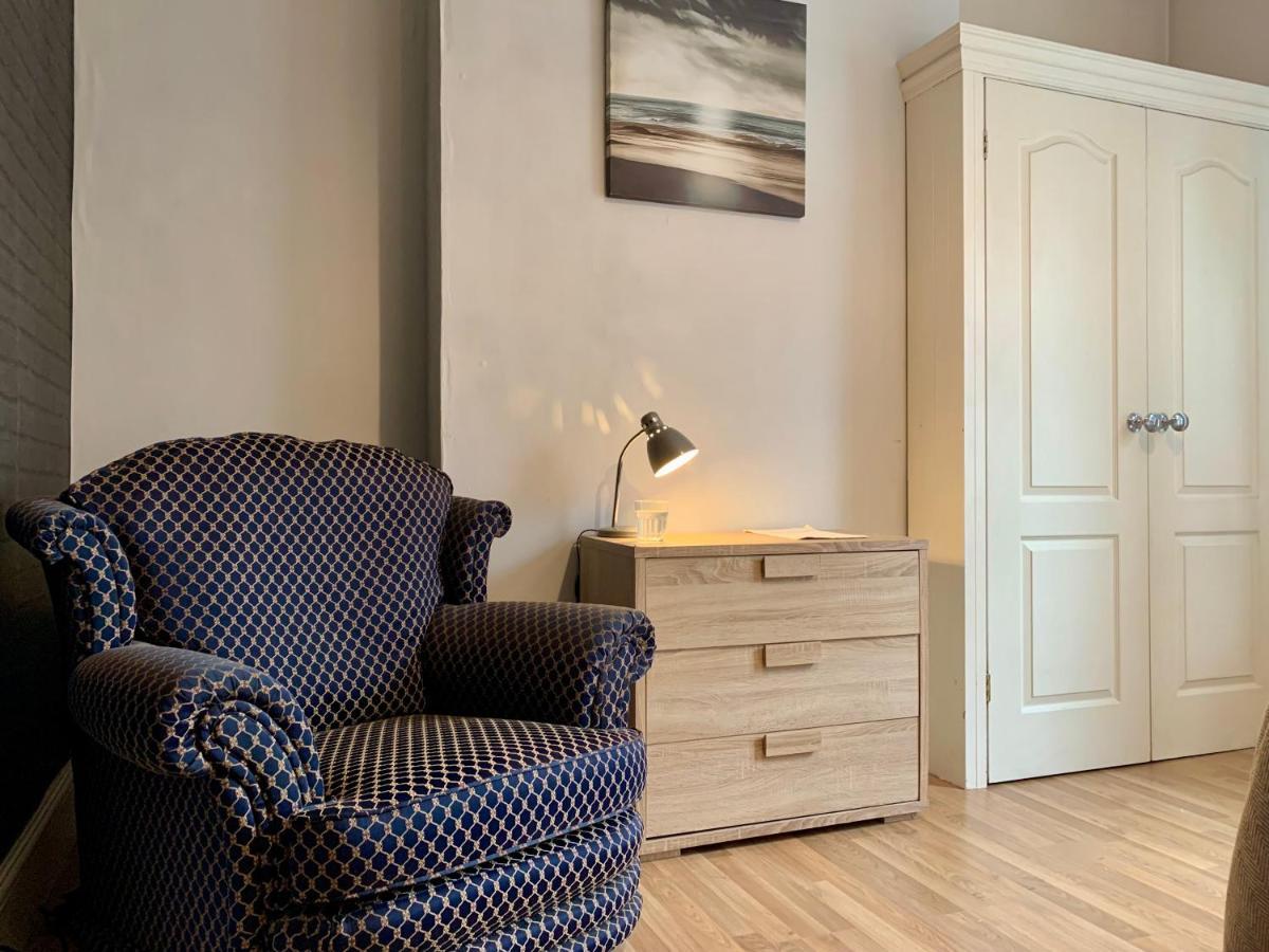 Somerford Place - 6 Beds - Sleeps 12 - Parks 2-3 Cars/Vans Willenhall 외부 사진