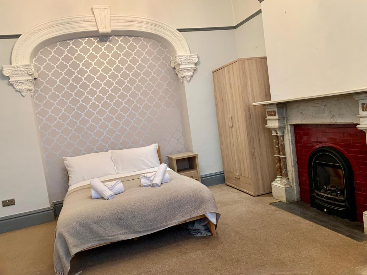 Somerford Place - 6 Beds - Sleeps 12 - Parks 2-3 Cars/Vans Willenhall 외부 사진