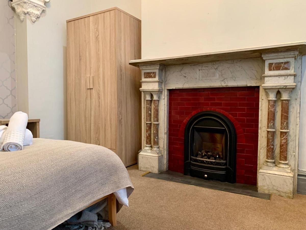 Somerford Place - 6 Beds - Sleeps 12 - Parks 2-3 Cars/Vans Willenhall 외부 사진