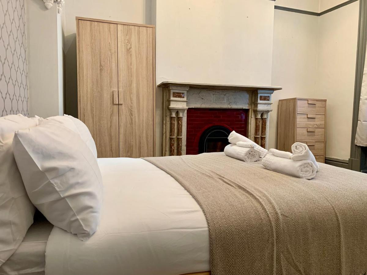 Somerford Place - 6 Beds - Sleeps 12 - Parks 2-3 Cars/Vans Willenhall 외부 사진