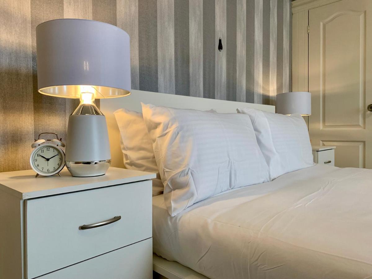 Somerford Place - 6 Beds - Sleeps 12 - Parks 2-3 Cars/Vans Willenhall 외부 사진