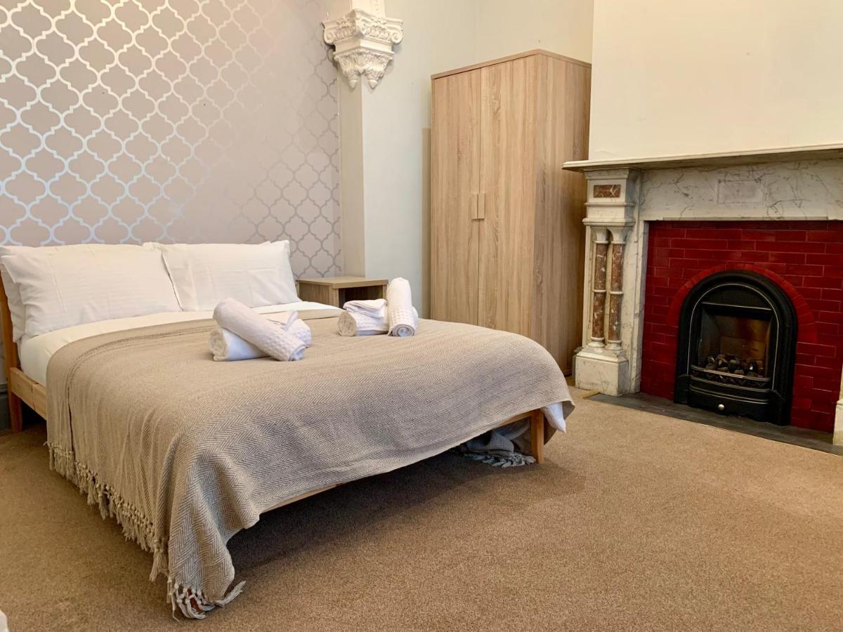 Somerford Place - 6 Beds - Sleeps 12 - Parks 2-3 Cars/Vans Willenhall 외부 사진