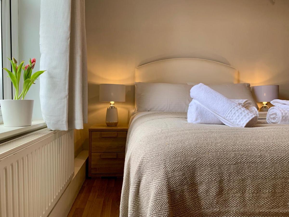 Somerford Place - 6 Beds - Sleeps 12 - Parks 2-3 Cars/Vans Willenhall 외부 사진