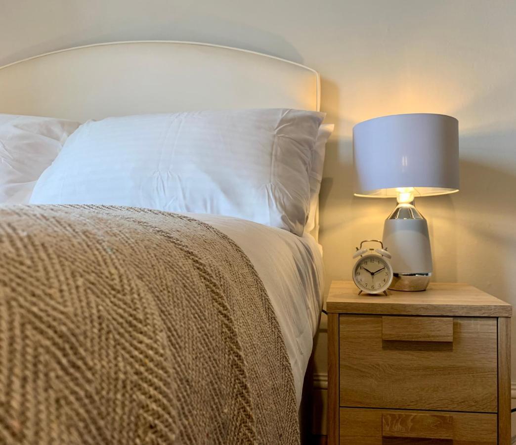 Somerford Place - 6 Beds - Sleeps 12 - Parks 2-3 Cars/Vans Willenhall 외부 사진