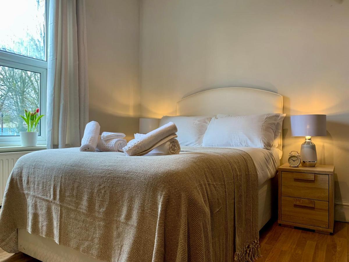 Somerford Place - 6 Beds - Sleeps 12 - Parks 2-3 Cars/Vans Willenhall 외부 사진