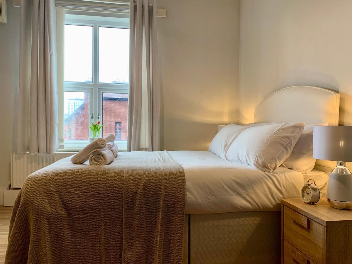 Somerford Place - 6 Beds - Sleeps 12 - Parks 2-3 Cars/Vans Willenhall 외부 사진