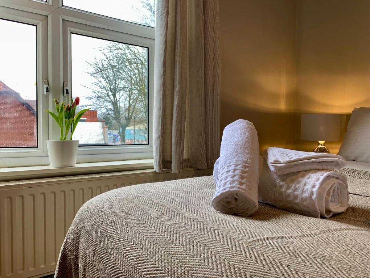 Somerford Place - 6 Beds - Sleeps 12 - Parks 2-3 Cars/Vans Willenhall 외부 사진