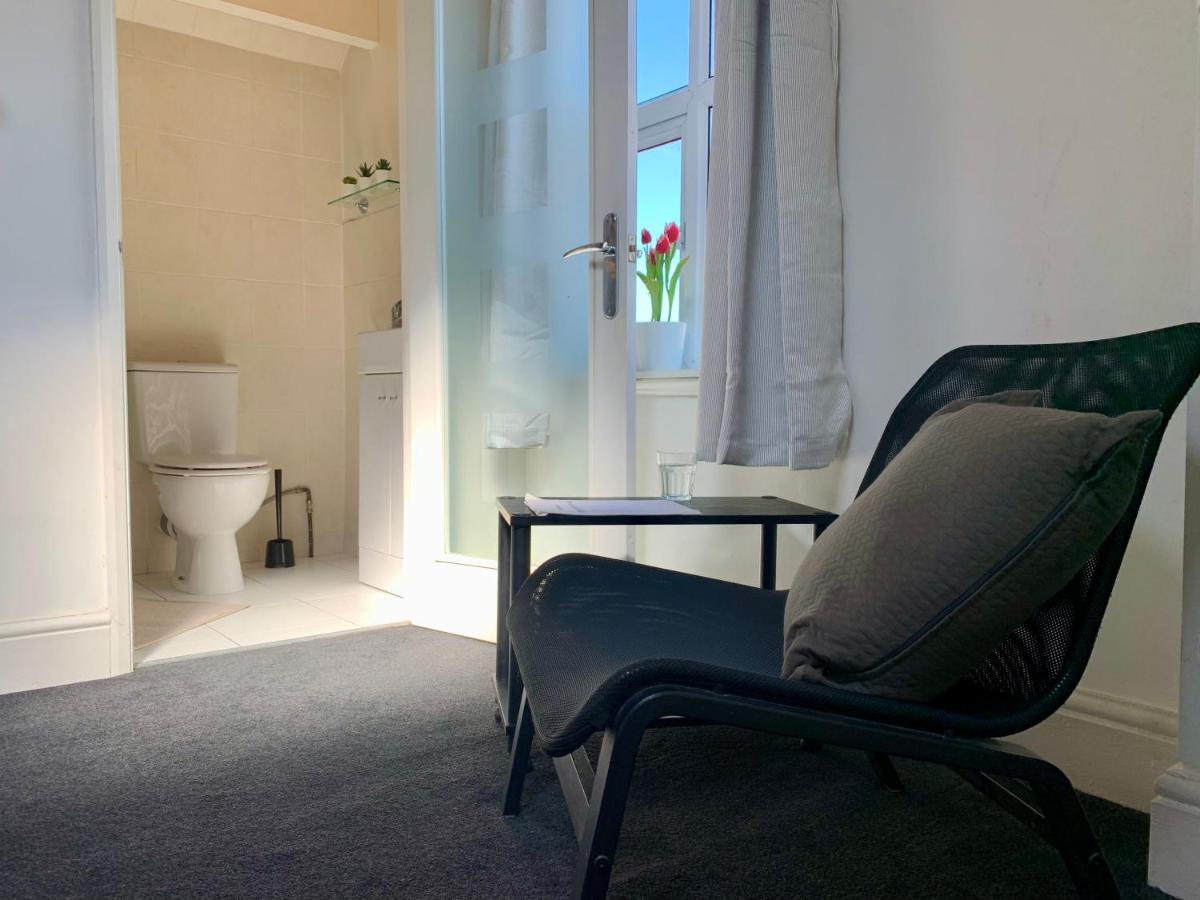 Somerford Place - 6 Beds - Sleeps 12 - Parks 2-3 Cars/Vans Willenhall 외부 사진