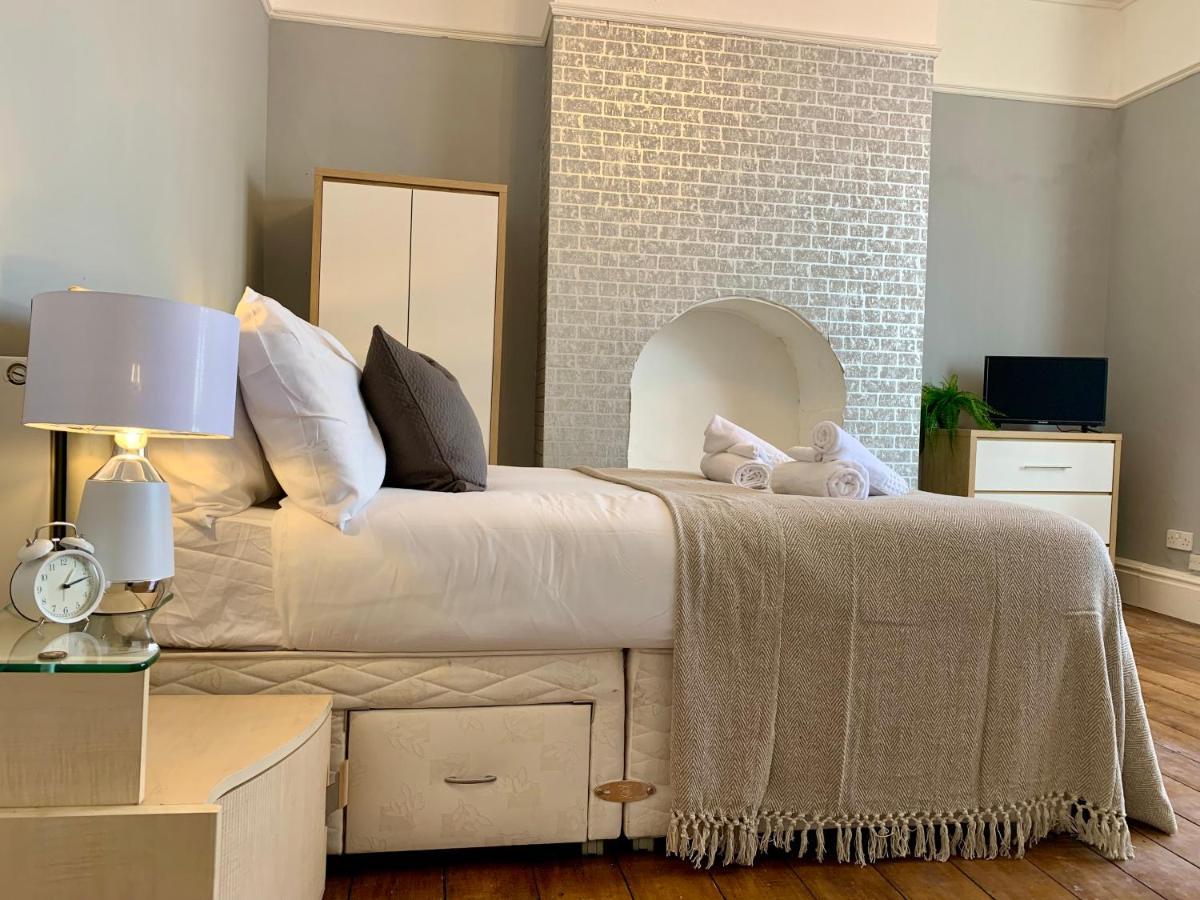 Somerford Place - 6 Beds - Sleeps 12 - Parks 2-3 Cars/Vans Willenhall 외부 사진