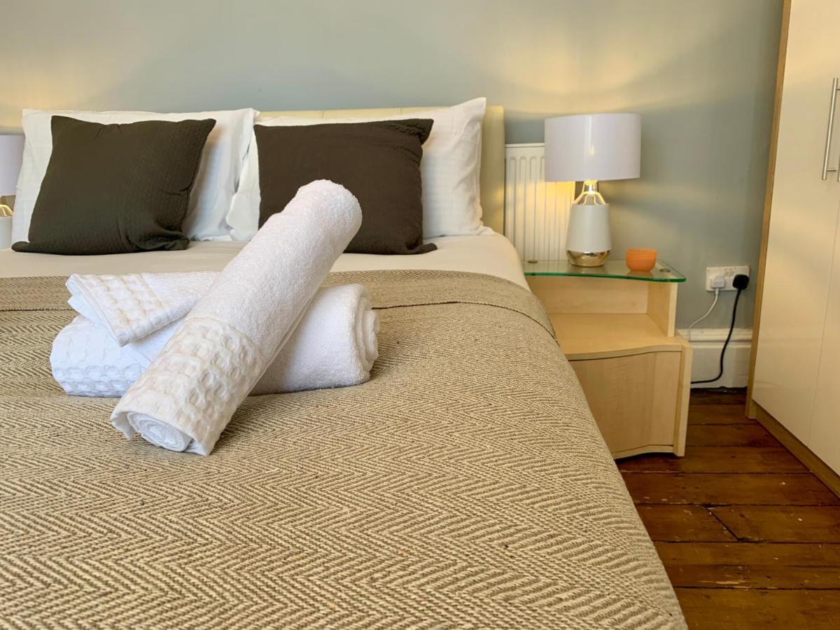 Somerford Place - 6 Beds - Sleeps 12 - Parks 2-3 Cars/Vans Willenhall 외부 사진