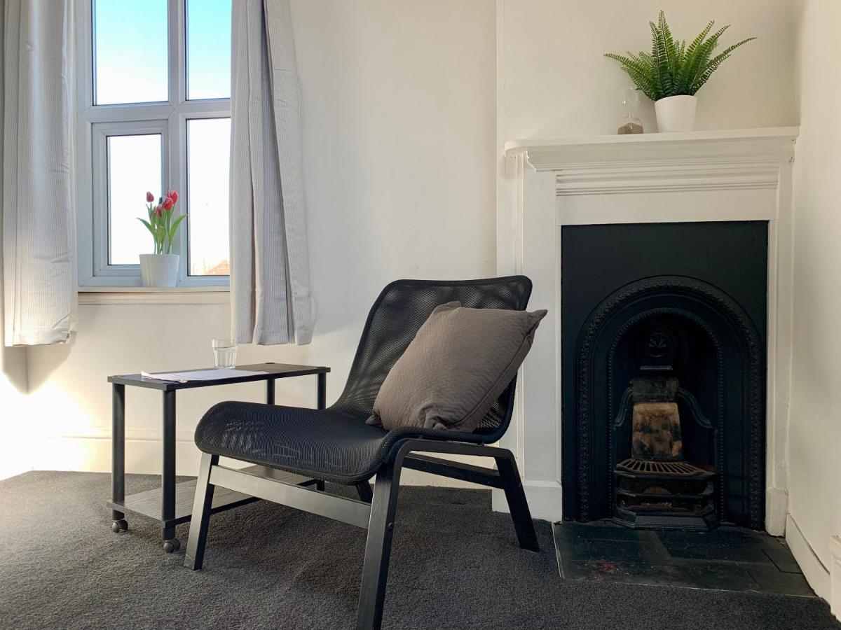 Somerford Place - 6 Beds - Sleeps 12 - Parks 2-3 Cars/Vans Willenhall 외부 사진
