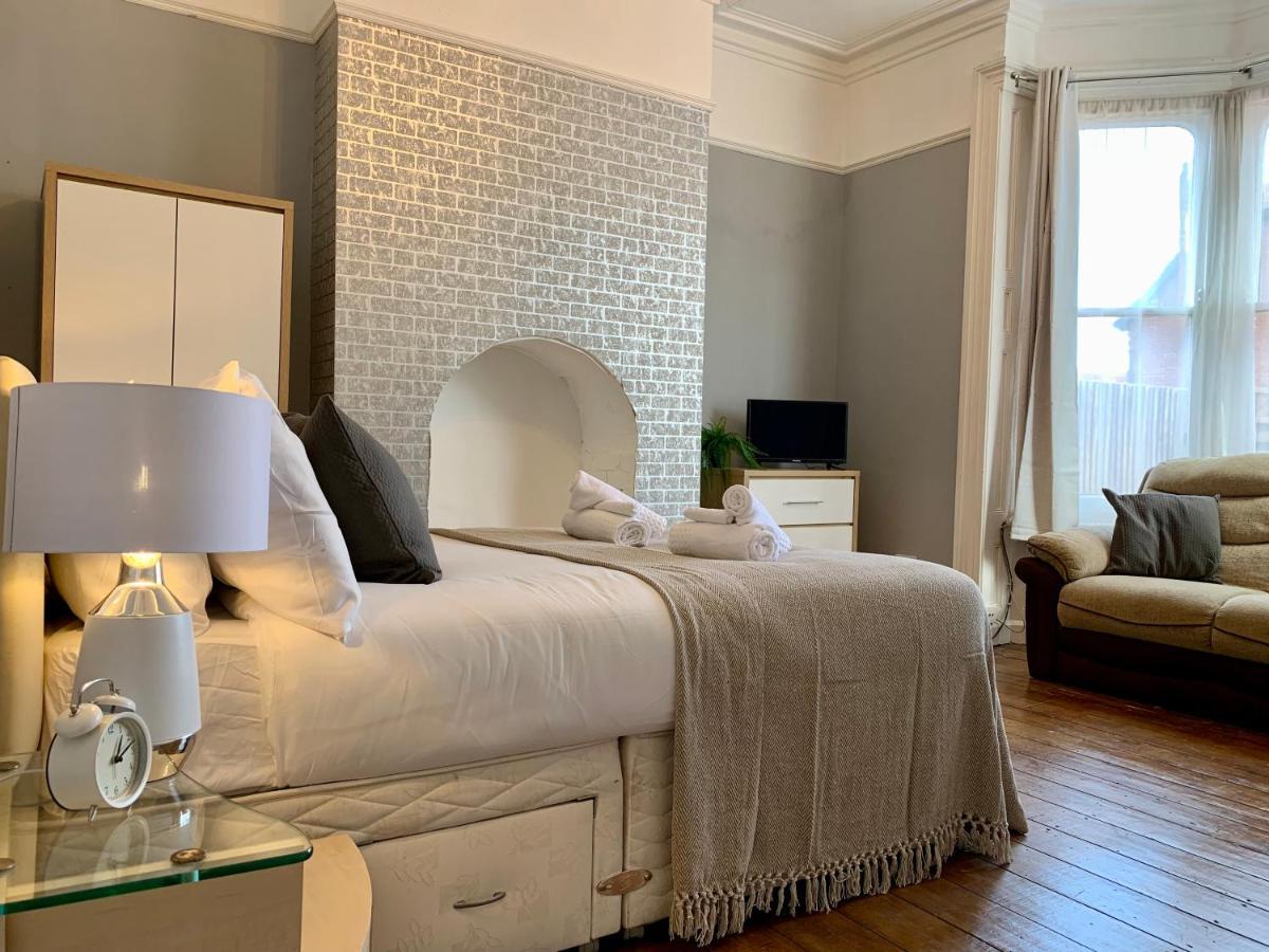 Somerford Place - 6 Beds - Sleeps 12 - Parks 2-3 Cars/Vans Willenhall 외부 사진