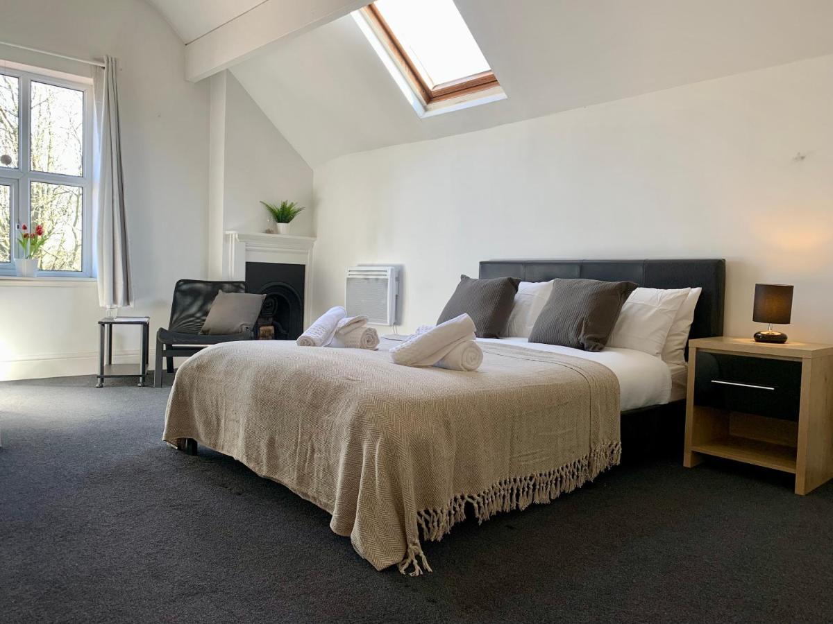 Somerford Place - 6 Beds - Sleeps 12 - Parks 2-3 Cars/Vans Willenhall 외부 사진