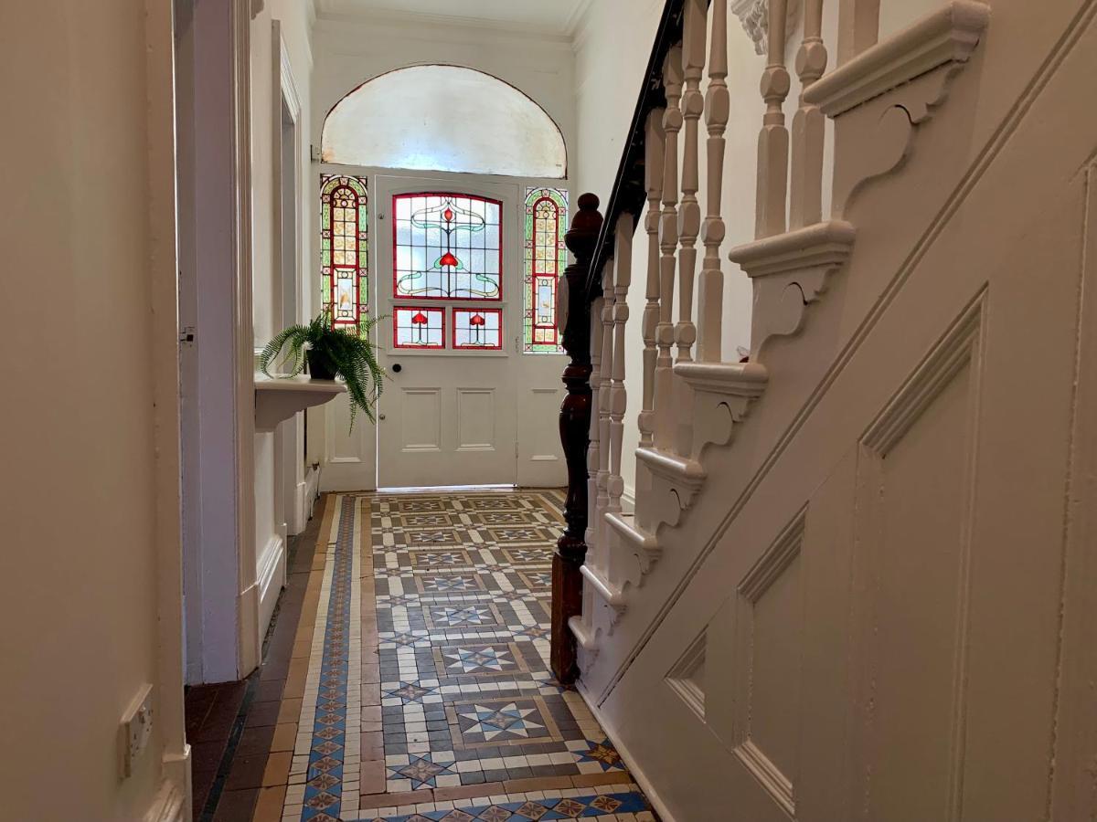 Somerford Place - 6 Beds - Sleeps 12 - Parks 2-3 Cars/Vans Willenhall 외부 사진