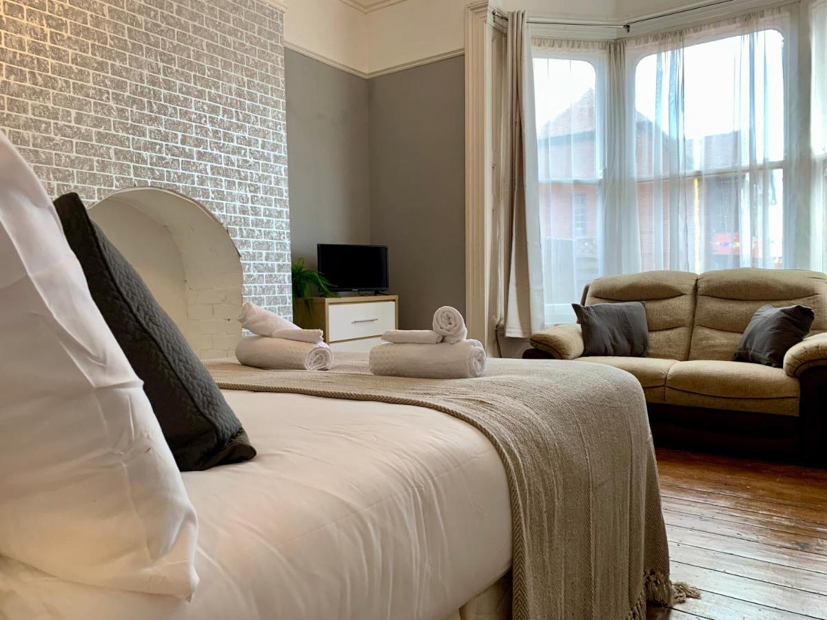 Somerford Place - 6 Beds - Sleeps 12 - Parks 2-3 Cars/Vans Willenhall 외부 사진
